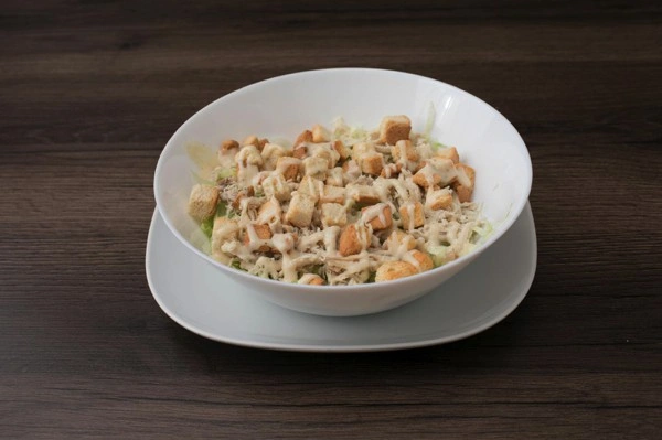 Ensalada César con pollo y picatostes en Tizones