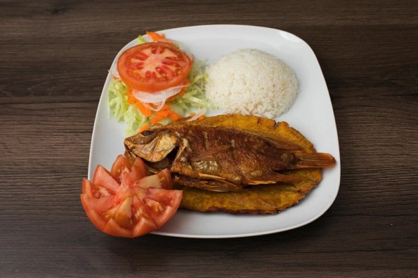 Dorada frita entera con patacón, arroz y ensalada