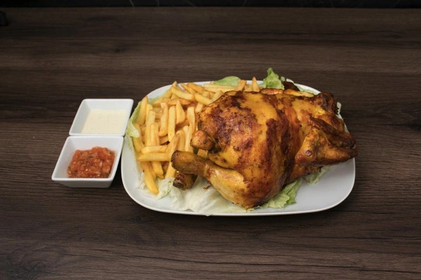 Medio pollo asado al carbón con guarnición
