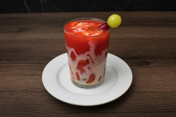 Ensalada de frutas con helado, crema de leche y queso