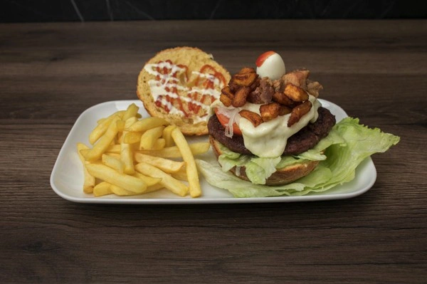 Hamburguesa Paisa con maduritos, chicharrón y queso