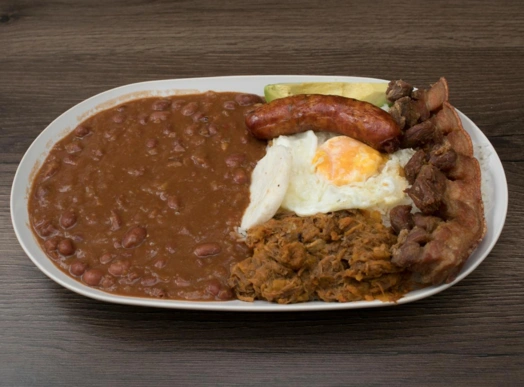 Bandeja Paisa de Tizones — el plato insignia de la cocina colombiana