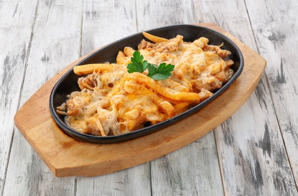 Lacón, pollo, queso, lechuga, tomate y salsa de ajo