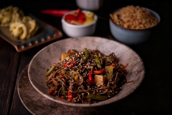 Arroz Tizones Cerdo, jamón, bacon, raíces chinas, habichuelas, gambas, salsa de soja, con ¼ pollo al carbón.