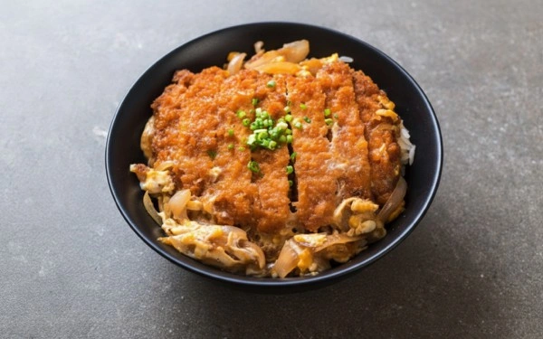 Arroz Chino Pollo, gambas, jamón, huevo, zanahoria, habichuelas, raíz china, cebolla larga, salsa de soja, con chuleta valluna