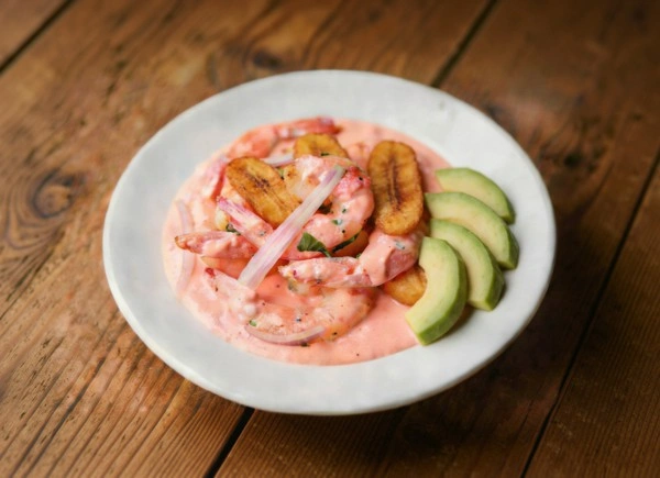 Cocktail de Langostinos  en salsa rosada, pico de gallo, aguacate y moneditas de plátano frito