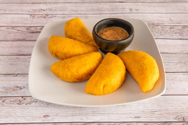 Empanadas colombianas rellenas de carne y guiso criollo
