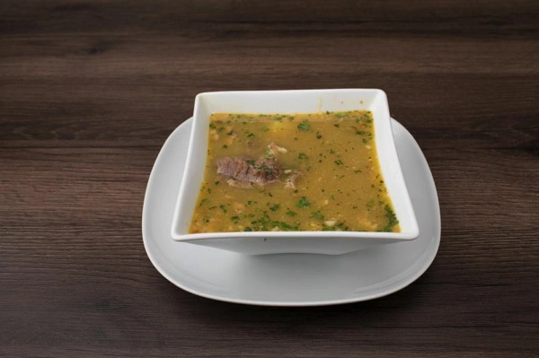 Medio pollo asado al carbón con guarnición