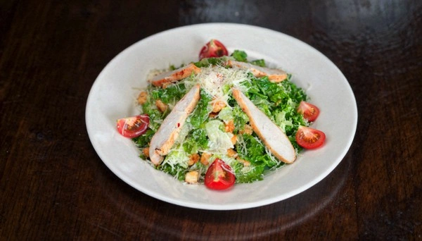 Ensalada de la casa Lechuga, manzana, jamón York, picatostes y salsa de la casa