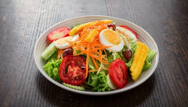 Ensalada César con pollo y picatostes en Tizones