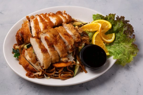 Escalope de Pollo a elección: arroz y ensalada, o arroz y patatas. 