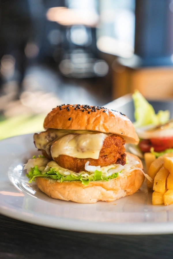 Hamburguesa de pollo empanado con mayonesa y jamón York