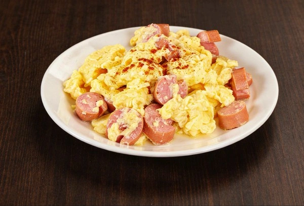 Calentado de Frijoles con arepa y chocolate santafereño