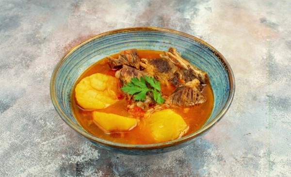 Lengua a la Criolla Arroz, patatas, yuca sudada y ensalada