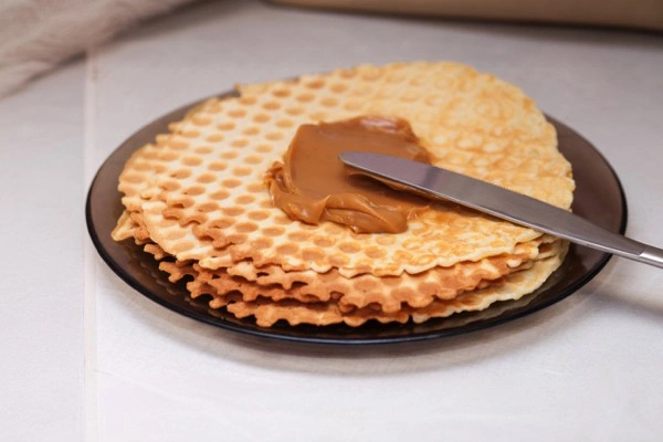 Ensalada de frutas con helado, crema de leche y queso