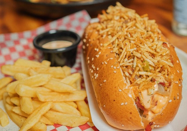 Perro sencillo Salchicha, queso mozzarella, ripio y salsas.