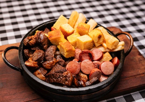 Calentado de Frijoles con arepa y chocolate santafereño