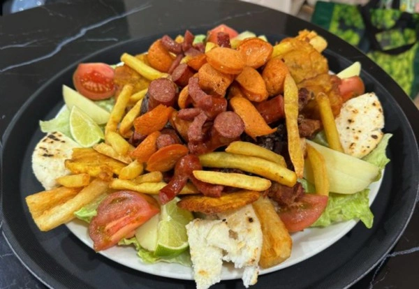 Calentado de Frijoles con arepa y chocolate santafereño