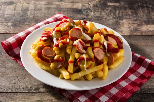 Salchipapas: Patatas, salchicha y salsas.