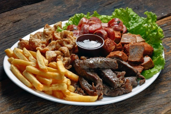 Salchitizones: Patatas, salchicha, chorizo, maduritos, pollo, queso mozzarella, chicharrón, salsas