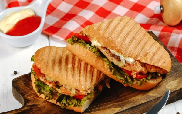 Lacón, pollo, queso, lechuga, tomate y salsa de ajo