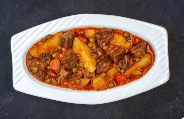Carne en salsa criolla con patatas, yuca, arroz y ensalada.