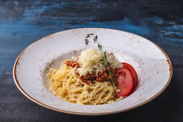 Spaguettis Bolognesa / Carbonara Pasta en salsa boloñesa o carbonara cremosa 
