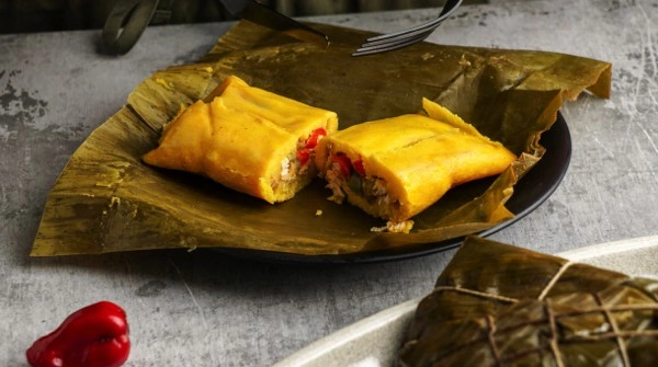 Tamales Vallunos Carne, pollo, cerdo, patata y zanahoria envueltos en hoja.