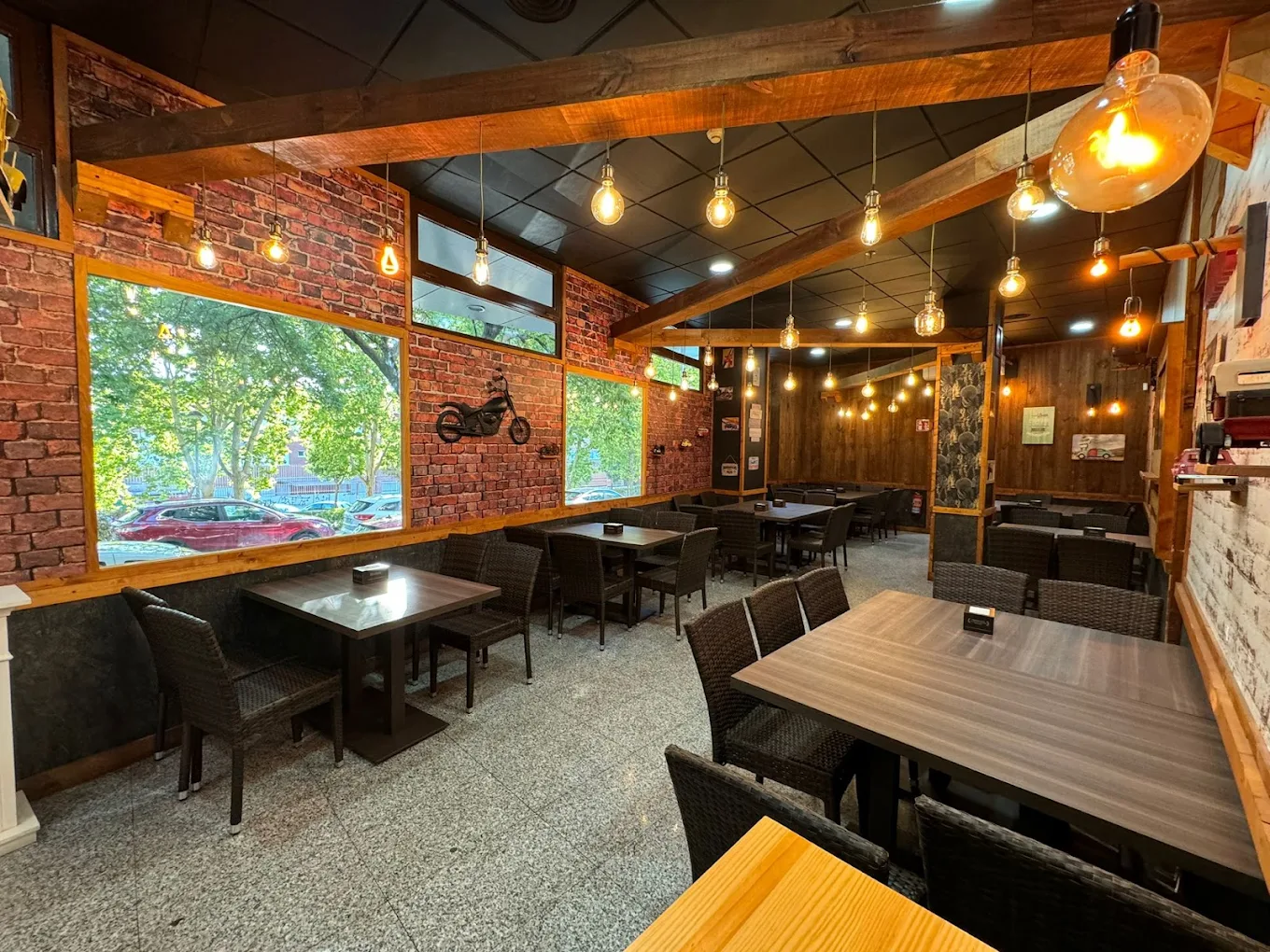 Ambiente del restaurante Tizones — mesas y decoración