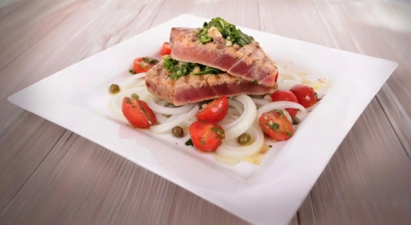 Ensalada de Ventresca: Tomate, ventresca de atún y cebolla.